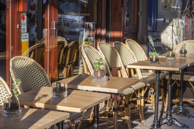 Paris, Fransa, üzerinde 30 Ekim 2017. Geleneksel kafe boş küçük tablolar ve kaldırımda stand ziyaretçi bekliyoruz. 