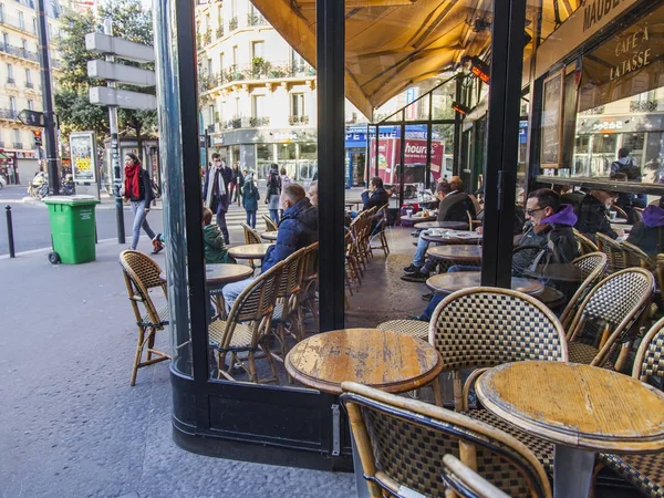 Parigi Francia Ottobre 2017 Gente Mangia Riposo Vicino Piccoli Tavoli — Foto Stock