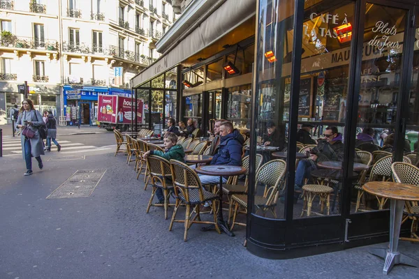 Paris Francia Octubre 2017 Gente Come Descansa Cerca Pequeñas Mesas — Foto de Stock