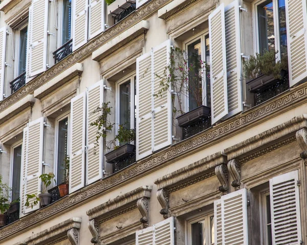 フランス 2017 太陽の光のダウンタウンの住宅の都市通り 典型的な建築部品 建物のファサードのフラグメント — ストック写真