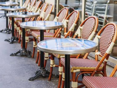 Paris, Fransa, üzerinde 30 Ekim 2017. Geleneksel kafe boş küçük tablolar ve kaldırımda stand ziyaretçi bekliyoruz. 