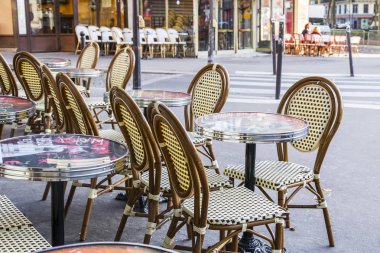 Paris, Fransa, üzerinde 30 Ekim 2017. Geleneksel kafe boş küçük tablolar ve kaldırımda stand ziyaretçi bekliyoruz. 