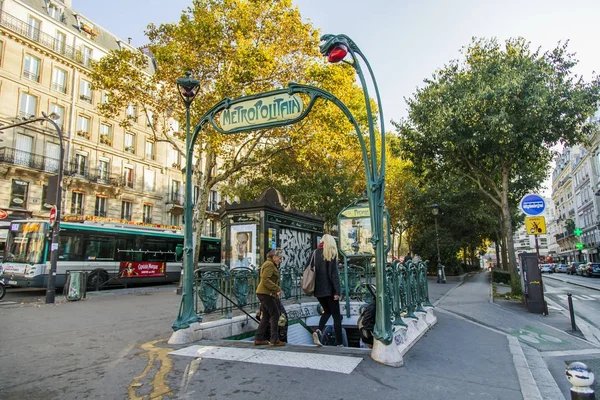 Paryż Francja Dniu Października 2017 Wejście Stacji Metra Pigal Ludzie — Zdjęcie stockowe
