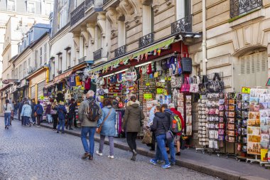Paris, Fransa, üzerinde 30 Ekim 2017. Hediyelik eşya mağazaları Montmartre dibinde bir alışveriş caddesi yakınındaki çok sayıda yaya gitmek