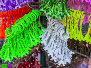 Paris, Fransa, üzerinde 30 Ekim 2017. Çeşitli Hediyelik eşya ile simgecilik şehrin güzel gösteri-üzerinde bir pencere Shop yerleştirilir. Eyfel Kulesi şeklinde takılar