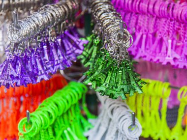 Paris, Fransa, üzerinde 30 Ekim 2017. Çeşitli Hediyelik eşya ile simgecilik şehrin güzel gösteri-üzerinde bir pencere Shop yerleştirilir. Eyfel Kulesi şeklinde takılar