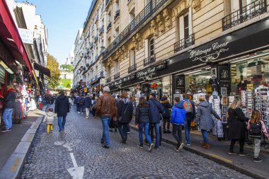 Paris, Fransa, üzerinde 30 Ekim 2017. Hediyelik eşya mağazaları Montmartre dibinde bir alışveriş caddesi yakınındaki çok sayıda yaya gitmek
