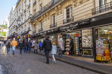 Paris, Fransa, üzerinde 30 Ekim 2017. Hediyelik eşya mağazaları Montmartre dibinde bir alışveriş caddesi yakınındaki çok sayıda yaya gitmek