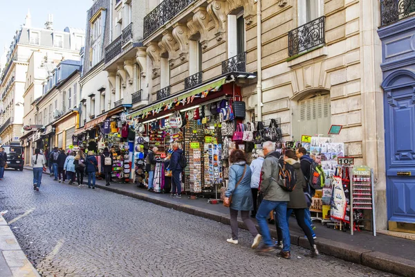 Paris, Fransa, üzerinde 30 Ekim 2017. Hediyelik eşya mağazaları Montmartre dibinde bir alışveriş caddesi yakınındaki çok sayıda yaya gitmek