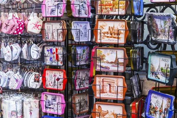 Париж Франция Октября 2017 Года Различные Сувениры Символикой Города Выложены — стоковое фото