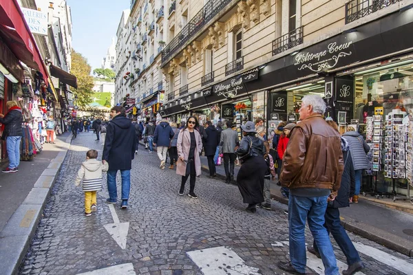 フランス 2017 多数の歩行者がモンマルトルの下部に商店街の土産物店の近くに行く — ストック写真