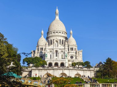 Paris, Fransa, üzerinde 30 Ekim 2017. Güneş ışıkları Sacre-Coeur Bazilikası'na şehir sembolleri biri olan Montmartre yamacında