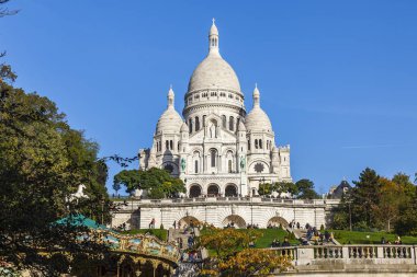 Paris, Fransa, üzerinde 30 Ekim 2017. Güneş ışıkları Sacre-Coeur Bazilikası'na şehir sembolleri biri olan Montmartre yamacında