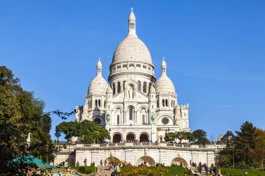 Paris, Fransa, üzerinde 30 Ekim 2017. Güneş ışıkları Sacre-Coeur Bazilikası'na şehir sembolleri biri olan Montmartre yamacında