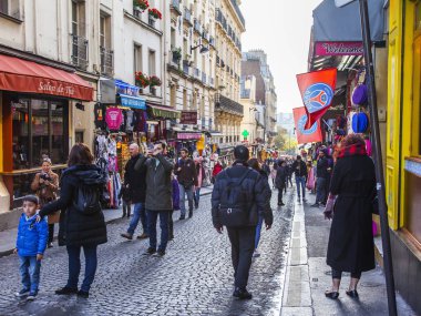 Paris, Fransa, üzerinde 30 Ekim 2017. Sonbahar şehir manzarası. Montmartre sokakta bir mimari kompleks şık güzel evler yapmak.