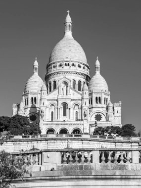 Paris, Fransa, üzerinde 30 Ekim 2017. Güneş ışıkları Sacre-Coeur Bazilikası'na şehir sembolleri biri olan Montmartre yamacında
