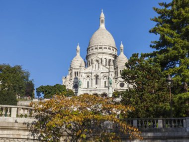 Paris, Fransa, üzerinde 30 Ekim 2017. Güneş ışıkları Sacre-Coeur Bazilikası'na şehir sembolleri biri olan Montmartre yamacında