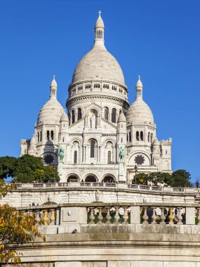 Paris, Fransa, üzerinde 30 Ekim 2017. Güneş ışıkları Sacre-Coeur Bazilikası'na şehir sembolleri biri olan Montmartre yamacında