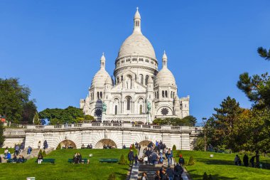 Paris, Fransa, üzerinde 30 Ekim 2017. Çok sayıda turist yürümek ve Montmartre, yamaçta Sakre Kerr bir şehir sembollerinden olan Bazilika'nın alt kısmında biraz dinlen