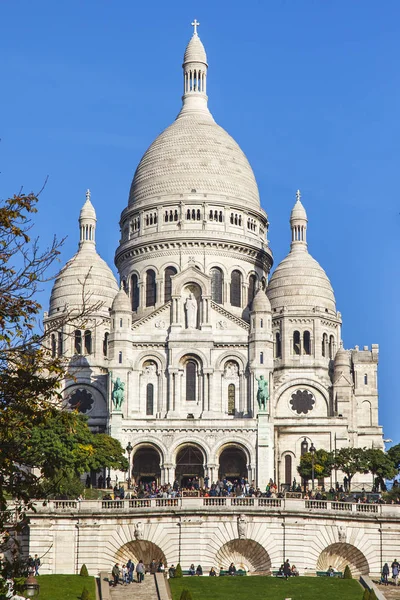 Paris, Fransa, üzerinde 30 Ekim 2017. Güneş ışıkları Sacre-Coeur Bazilikası'na şehir sembolleri biri olan Montmartre yamacında