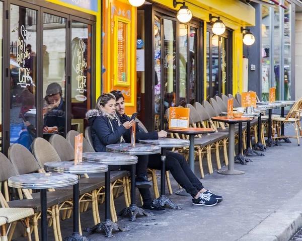 Paris França Outubro 2017 Pessoas Comem Têm Resto Atrás Pequenas — Fotografia de Stock