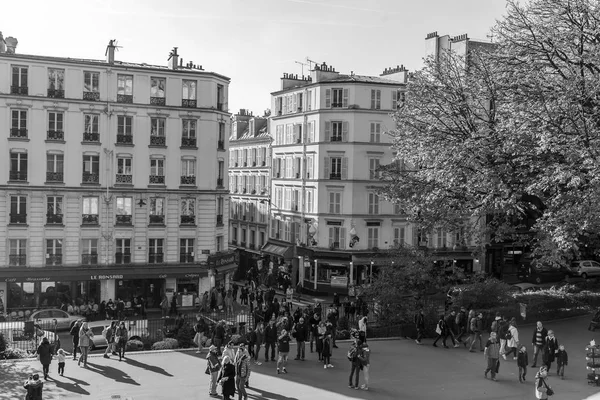 フランス 2017 多くの観光客を歩くモンマルトルの丘の斜面に残りを持っているし 朝もやの都市の美しいパノラマ景色を望む — ストック写真