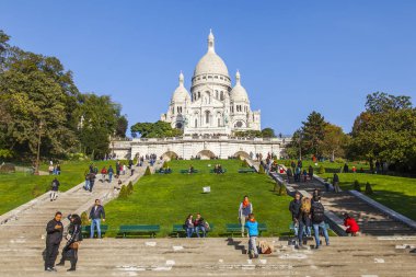 Paris, Fransa, üzerinde 30 Ekim 2017. Çok sayıda turist yürümek ve Montmartre, yamaçta Sakre Kerr bir şehir sembollerinden olan Bazilika'nın alt kısmında biraz dinlen