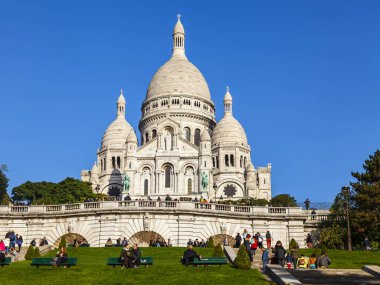 Paris, Fransa, üzerinde 30 Ekim 2017. Çok sayıda turist yürümek ve Montmartre, yamaçta Sakre Kerr bir şehir sembollerinden olan Bazilika'nın alt kısmında biraz dinlen