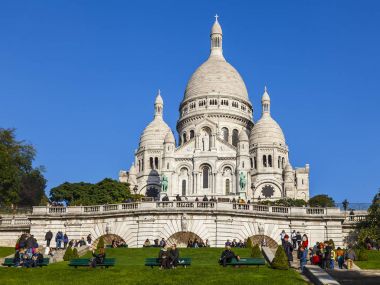 Paris, Fransa, üzerinde 30 Ekim 2017. Çok sayıda turist yürümek ve Montmartre, yamaçta Sakre Kerr bir şehir sembollerinden olan Bazilika'nın alt kısmında biraz dinlen