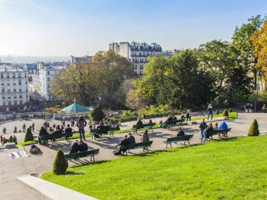 Paris, Fransa, üzerinde 30 Ekim 2017. Çok sayıda turist yürümek ve Montmartre bir yamaçta biraz dinlen ve bir sabah sis şehirde pitoresk Panoraması hayranım