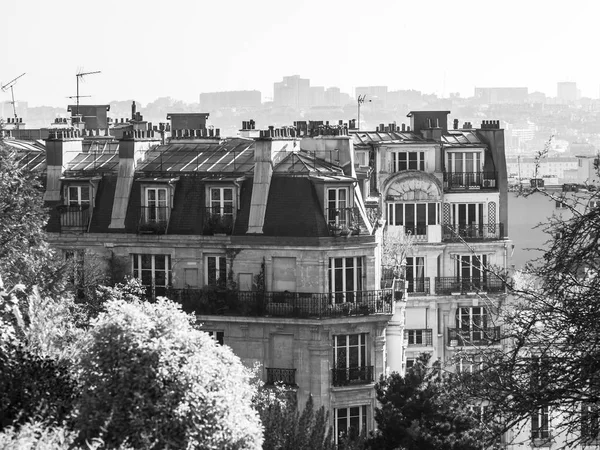 フランス 2017 太陽の光のダウンタウンの住宅の都市通り 典型的な建築部品 建物ファサード フラグメント 典型的なパリ風 Mansards — ストック写真