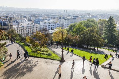 Paris, Fransa, üzerinde 30 Ekim 2017. Çok sayıda turist yürümek ve Montmartre bir yamaçta biraz dinlen ve bir sabah sis şehirde pitoresk Panoraması hayranım