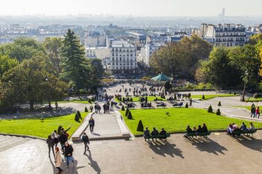 Paris, Fransa, üzerinde 30 Ekim 2017. Çok sayıda turist yürümek ve Montmartre bir yamaçta biraz dinlen ve bir sabah sis şehirde pitoresk Panoraması hayranım