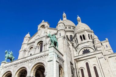 Paris, Fransa, üzerinde 30 Ekim 2017. Güneş ışıkları Sacre-Coeur Bazilikası'na şehir sembolleri biri olan Montmartre yamacında