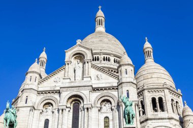 Paris, Fransa, üzerinde 30 Ekim 2017. Güneş ışıkları Sacre-Coeur Bazilikası'na şehir sembolleri biri olan Montmartre yamacında