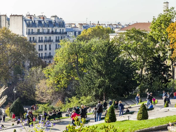 フランス 2017 多くの観光客を歩くモンマルトルの丘の斜面に残りを持っているし 朝もやの都市の美しいパノラマ景色を望む — ストック写真