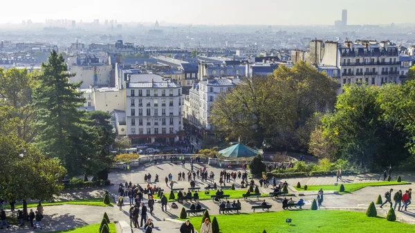 Paris, Fransa, üzerinde 30 Ekim 2017. Çok sayıda turist yürümek ve Montmartre bir yamaçta biraz dinlen ve bir sabah sis şehirde pitoresk Panoraması hayranım