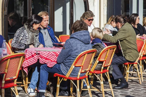 在2017年10月30日 人们吃 并有一个休息后 在清晨的典型咖啡馆小桌子 — 图库照片