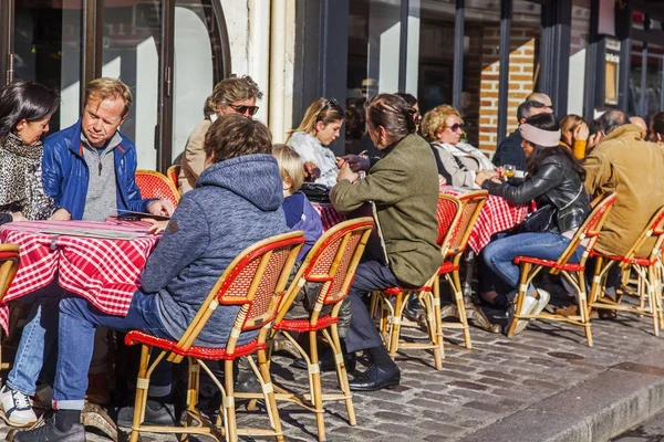 Parigi Francia Ottobre 2017 Gente Mangia Riposa Dietro Tavolini Del — Foto Stock