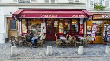 Paris, Fransa, üzerinde 30 Ekim 2017. İnsanlar yemek ve tipik Kafe'nin küçük tablolar gerisinde Montmartre üzerinde sabah var. 
