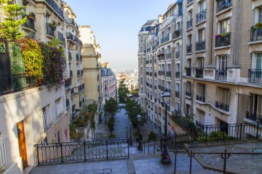 Fransa, üzerinde 30 Ekim 2017. Şehrin bu bölgesi için tipik bir Montmartre yamacında bir merdiven ile pitoresk sokağım