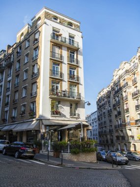 Paris, Fransa, üzerinde 30 Ekim 2017. Sonbahar şehir manzarası. Şık güzel evler sokağın Montmartre dibinde çekici bir mimari kompleks olun. Çok sayıda otomobil kaldırım park edilmiş
