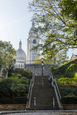 Fransa, üzerinde 30 Ekim 2017. Şehrin bu bölgesi için tipik bir Montmartre yamacında bir merdiven ile pitoresk sokağım