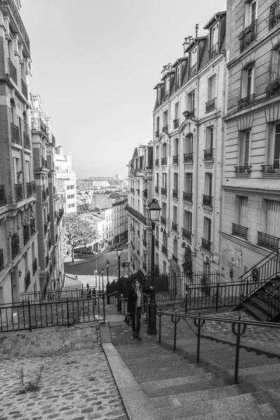 2017 フランスモンマルトルの丘の斜面にはしごをかけて絵のような通りは 市のこの地区の典型的です — ストック写真
