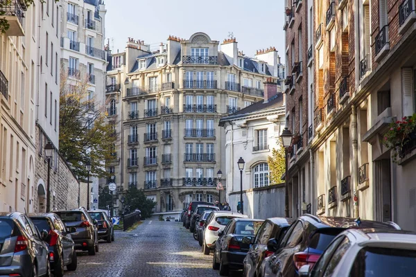 フランス 2017 秋の風景 スタイリッシュな美しい家は モンマルトルの下部に通りの魅力的な建築の複合体を作る 歩道近く多数の車が駐車しています — ストック写真