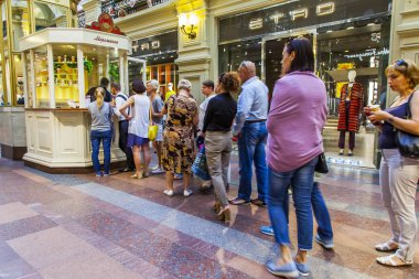 Moskova, Rusya, üzerinde 10 Ağustos 2017. İnsanlar özel dondurma tarihi Shop bilinen alışveriş merkezi ve bir Moskova'nın sembollerinden olan sakız ticaret Galerisi'nde satın almak için bir sıra stand. 