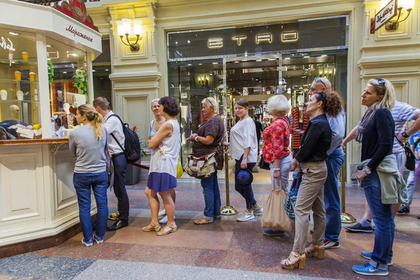 Mosca Russia Agosto 2017 Gente Sta Fila Comprare Gelato Specialità — Foto Stock