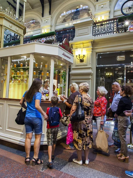 Moscow Russia August 2017 People Stand Queue Buy Specialty Ice — Stock Photo, Image