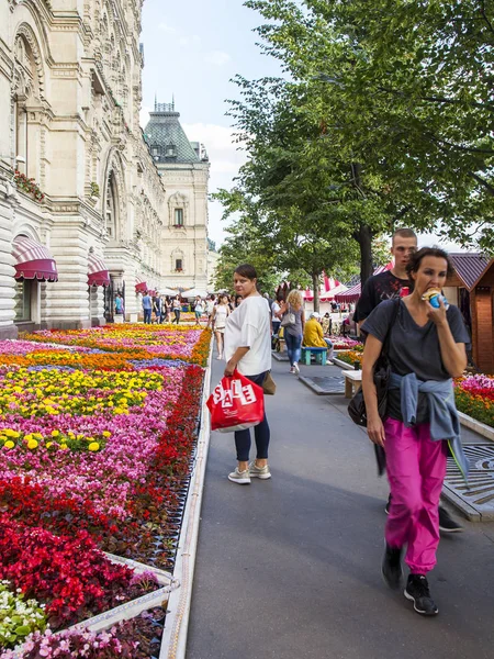 Moscow Rusland 2017 Folk Går Langs Red Square Nær Facade - Stock-foto