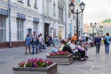 Moskova, Rusya, üzerinde 10 Ağustos 2017. Nikolskaya Street, şehir merkezinde ana alışveriş caddelerinden biri birlikte insanlar gitmek